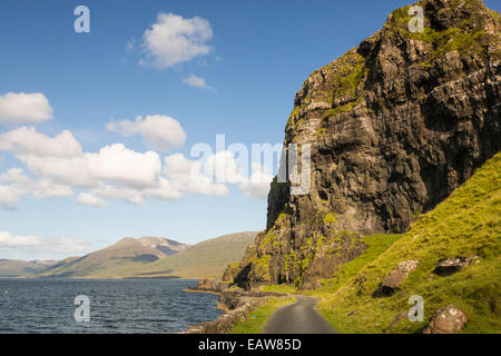 Une seule piste route autour de Loch Na Keal, sous Ben plus sur Mull, Ecosse, Royaume-Uni. Banque D'Images