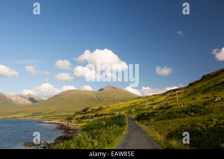 Une seule piste route autour de Loch Na Keal, sous Ben plus sur Mull, Ecosse, Royaume-Uni. Banque D'Images