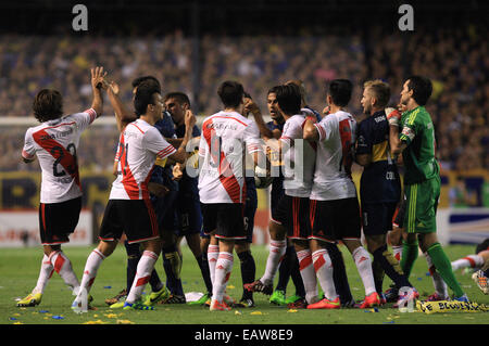 Buenos Aires, Argentine. 20 Nov, 2014. Les joueurs de Boca Juniors et River Plate réagir pendant le premier match de jambe semi-finales d'Amérique du Sud, tenu à Alberto J. Armando stadium, à Buenos Aires, Argentine, le 20 novembre 2014. © Martin Zabala/Xinhua/Alamy Live News Banque D'Images