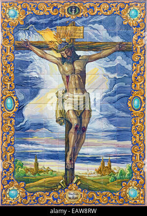 Séville - La Crucifixion en céramique par Ramos Resano sur la façade de l'église Iglesia de San Pedro par A. Kierman Banque D'Images
