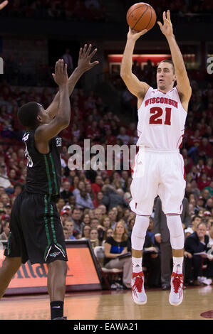 19 novembre 2014 : Wisconsin Badgers guard Josh Gasser # 21 tire une balle 3pt au cours de la jeu de basket-ball de NCAA entre le Wisconsin Badgers et la baie Green Phoenix au Kohl Center à Madison, WI. Green Bay Wisconsin défait 84-60. John Fisher/CSM Banque D'Images