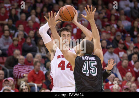 19 novembre 2014 : Wisconsin Badgers avant Frank Kaminsky # 44 cherche à adopter au cours de la jeu de basket-ball de NCAA entre le Wisconsin Badgers et la baie Green Phoenix au Kohl Center à Madison, WI. Green Bay Wisconsin défait 84-60. John Fisher/CSM Banque D'Images