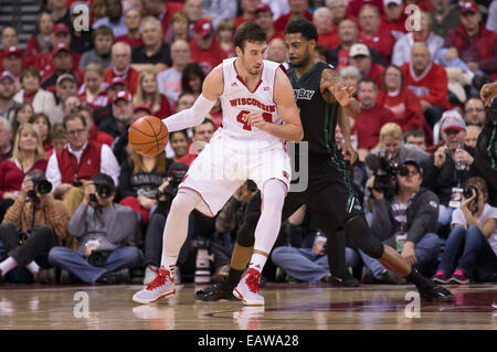 19 novembre 2014 : Wisconsin Badgers avant Frank Kaminsky # 44 au cours de la jeu de basket-ball de NCAA entre le Wisconsin Badgers et la baie Green Phoenix au Kohl Center à Madison, WI. Green Bay Wisconsin défait 84-60. John Fisher/CSM Banque D'Images