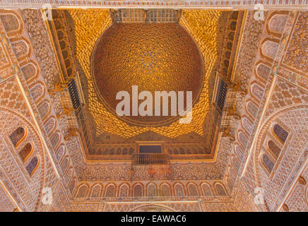 Séville, ESPAGNE - 28 octobre 2014 : La coupole de la salle des ambassadeurs à l'Alcazar de Séville. Banque D'Images