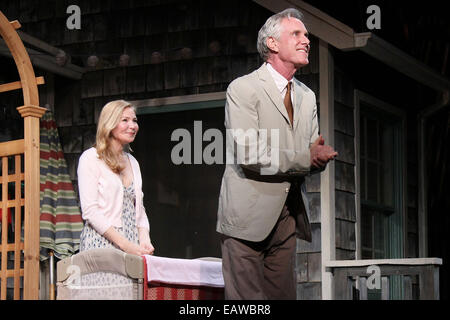 Rideau de nuit Ouverture appel à trop de soleil au vignoble du théâtre. Avec : Jennifer Westfeldt,Richard Bekins Où : New York, New York, United States Quand : 19 mai 2014 Banque D'Images