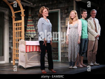 Rideau de nuit Ouverture appel à trop de soleil au vignoble du théâtre. Avec : Linda Lavin,Jennifer Westfeldt,Matt,Dickson Richard Bekins Où : New York, New York, United States Quand : 19 mai 2014 Banque D'Images