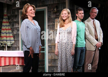 Rideau de nuit Ouverture appel à trop de soleil au vignoble du théâtre. Avec : Linda Lavin,Jennifer Westfeldt,Matt,Dickson Richard Bekins Où : New York, New York, United States Quand : 19 mai 2014 Banque D'Images