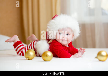 Mignon bébé fille vêtements Noël portés par... Banque D'Images