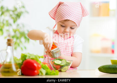 Kid girl comment préparer les légumes Banque D'Images