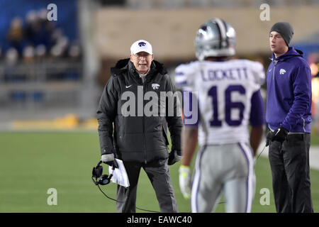 Morgantown, West Virginia, USA. 20 Nov, 2014. Kansas State Wildcats Head coach BILL SNYDER obtient l'attention de la Kansas State Wildcats wide receiver TYLER LOCKETT (16) dans une grande conférence 12 match de football entre WVU et Kansas State qui est joué à Mountaineer Field de Morgantown, WV. Kansas State beat WVU 26-20. © Ken Inness/ZUMA/Alamy Fil Live News Banque D'Images
