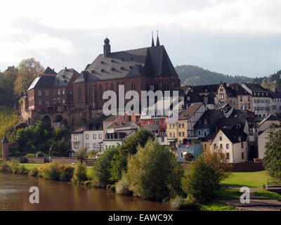 Saarburg est une ville pittoresque située le long de la Sarre en Allemagne. Il est connu pour ses monuments historiques, dont un château médiéval et ses charmantes rues, qui attirent les touristes dans la région. Banque D'Images