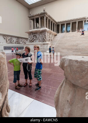 Les visiteurs du musée de Pergame à Berlin dans le grand hall avec le fameux autel de Pergame. Banque D'Images