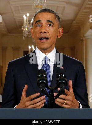 Washington DC, USA. 20 novembre, 2014. Le président des États-Unis Barack Obama annonce les mesures prises par l'exécutif sur la politique d'immigration des États-Unis au cours d'une allocution télévisée à l'échelle nationale de la Maison Blanche à Washington, le 20 novembre 2014. Obama a décrit un plan jeudi pour alléger la menace d'expulsion d'environ 4,7 millions d'immigrants sans papiers. Crédit : Jim Bourg/extérieure via CNP - PAS DE SERVICE DE FIL - Crédit photo : dpa alliance/Alamy Live News Banque D'Images