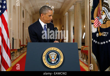 Washington DC, USA. 20 novembre, 2014. Le président des États-Unis Barack Obama quitte le podium après avoir annoncé les mesures prises par l'exécutif sur la politique d'immigration des États-Unis au cours d'une allocution télévisée à l'échelle nationale de la Maison Blanche à Washington, le 20 novembre 2014. Obama a décrit un plan jeudi pour alléger la menace d'expulsion d'environ 4,7 millions d'immigrants sans papiers. Crédit : Jim Bourg/extérieure via CNP - PAS DE SERVICE DE FIL - Crédit photo : dpa alliance/Alamy Live News Banque D'Images