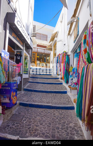 Rue étroite avec des étapes et des magasins touristiques avec des tissus à vendre Banque D'Images