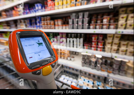 Un terminal mobile Subito self-scanning device fixé sur un panier dans un supermarché Migros à Zurich, Suisse. Banque D'Images