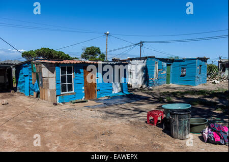 Maisons de ville faite de ferraille pour personnes déplacées réfugiés africains. Banque D'Images