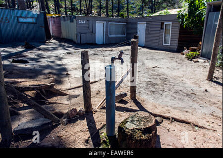 Maisons de ville faite de ferraille et le réseau communal d'approvisionnement en eau du robinet. Banque D'Images