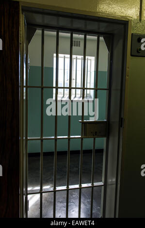 La serrure et les barres d'acier d'une prison porte de la cellule à Robben Island. Banque D'Images