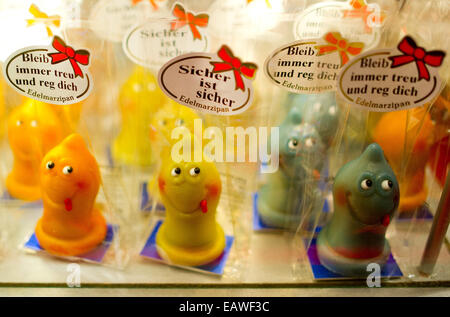 Hambourg, Allemagne. 20 Nov, 2014. Les condoms faits de massepain sont vus à la marché de Noël 'Santa' Pauli à Hambourg, Allemagne, 20 novembre 2014. Hambourg, 'hottest' Marché de Noël se déroulera jusqu'au 23 décembre 2014. Photo : Daniel Bockwoldt/dpa/Alamy Live News Banque D'Images