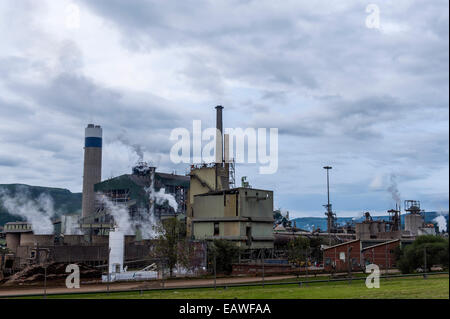 La fumée et la pollution des Cheminées à vapeur belch dans une usine de papier. Banque D'Images