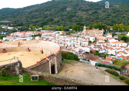 Village et les arènes, Almonaster La Real Sierra de Aracena, province de Huelva, Espagne Banque D'Images