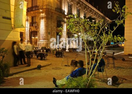 Une scène de nuit dans la vieille Havane avec son architecture coloniale. Banque D'Images