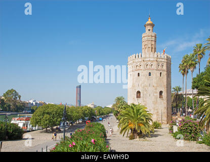 Séville, ESPAGNE - 29 octobre 2014 : La tour médiévale Torre del Oro, promenade et moderne Torre Cajasol en arrière-plan. Banque D'Images