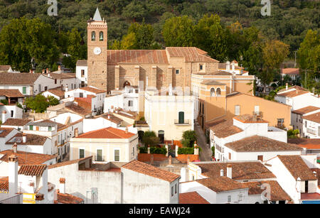 Église et maisons du village, Almonaster La Real Sierra de Aracena, province de Huelva, Espagne Banque D'Images