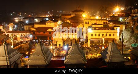 Katmandou, Népal. 20 Nov, 2014. Les dévots hindous se rassemblent pour accomplir des rites religieux au cours de Bala Chaturdashi Festival au temple de Pashupatinath à Katmandou, Népal, 20 novembre 2014. Le festival est célébré chaque année en restant toute une nuit avec l'éclairage des lampes à huile et rituels au cours de laquelle les gens portez offrent diverses graines pour rendre hommage à leurs parents décédés. Credit : Sunil Sharma/Xinhua/Alamy Live News Banque D'Images