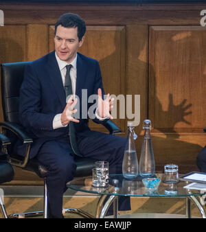 Londres, Royaume-Uni - 21 novembre 2014 : Le Chancelier George Osborne se réunit le ministre italien de l'économie et des finances, Pier Carlo Padoan pour une conférence intitulée "L'avenir de l'Europe comme une zone multi-devises" Cruciatti Crédit : Piero/Alamy Live News Banque D'Images