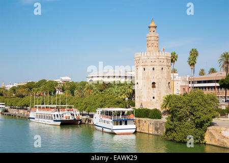 Séville - La tour médiévale Torre del Oro sur le bord de la rivière Guadalquivir. Banque D'Images