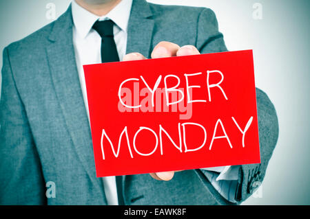 Un homme en costume montrant une pancarte rouge avec le texte écrit du Cyber Monday Banque D'Images