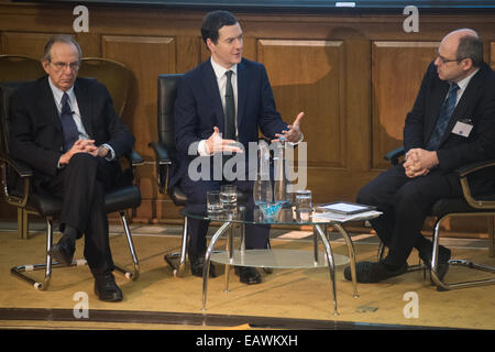 Londres, Royaume-Uni - 21 novembre 2014 : Le Chancelier George Osborne se réunit le ministre italien de l'économie et des finances, Pier Carlo Padoan pour une conférence intitulée "L'avenir de l'Europe comme une zone multi-devises" Cruciatti Crédit : Piero/Alamy Live News Banque D'Images