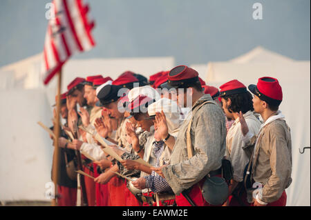 Aligner des soldats dans une première bataille de Manassas de reconstitution de la guerre civile. Banque D'Images