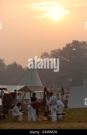 Petit-déjeuner à soldats lever du soleil à une guerre civile reenactment campement. Banque D'Images