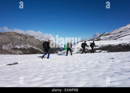 Les cavaliers de saut de base du sommet de la montagne de Kandersteg à Berne, Suisse Banque D'Images