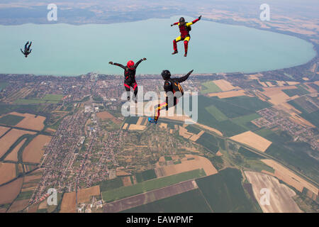 Les parachutistes Freefly sont sur une terre et des paysages spectaculaires champs dans le ciel avec 130 MPH. Banque D'Images