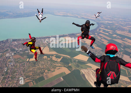 Les parachutistes Freefly sont sur une terre et des paysages spectaculaires champs dans le ciel avec 130 MPH. Banque D'Images