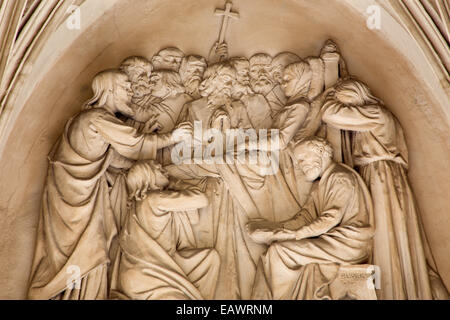 Vienne, AUTRICHE - Juillet 3, 2013 : Le relief de la mort de la Vierge Marie sur le portail sud de l'église gothique Maria am Gestade. Banque D'Images