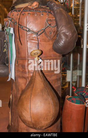 Vieux Gants de boxe et sac de boxe en cuir Banque D'Images