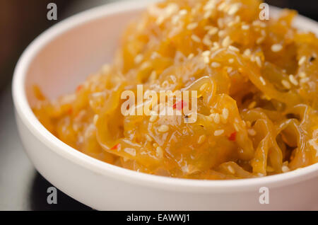 Salade de méduses jeté gastronomique dans la cuisine chinoise , bol blanc Banque D'Images