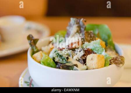 Salade fraîche sur bol de fromage parmesan Banque D'Images