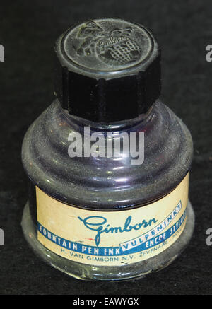 Le Gimborn vulpen Inkwell est un accessoire d'écriture vintage conçu pour les stylos plume. Il reflète des outils d’écriture historiques du début au milieu du XXe siècle, appréciés par les collectionneurs et utilisés pour le stockage de l’encre dans les bureaux ou par les amateurs d’instruments d’écriture traditionnels. Banque D'Images