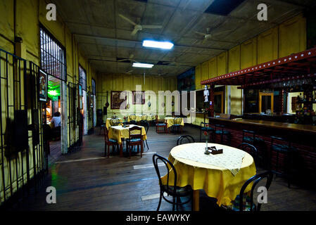 Table de salle à manger et chaises dans un ancien restaurant d'acier dans une ville de l'Amazone. Banque D'Images