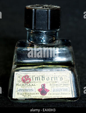 Le Gimborns Normaal Extrafijne Schrijf-Inkt Inkt Inkwell est un outil d'écriture antique, utilisé pour stocker l'encre pour les stylos plume. Il représente une approche historique de l'écriture et est un article de collection recherché pour les accessoires d'écriture vintage. Banque D'Images