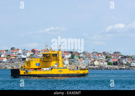 Car-ferry en passant par des maisons sur la rive Banque D'Images