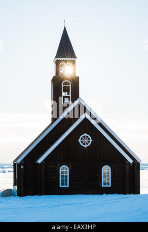 Lumière du soleil à travers le clocher d'une église en hiver Banque D'Images