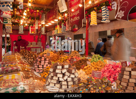 Le caramel, caramel, nougat et truffes  Marchés de Noël et shoppers, Manchester, UK Banque D'Images