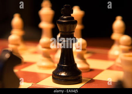Roi d'échecs checkmate sur chess board Banque D'Images